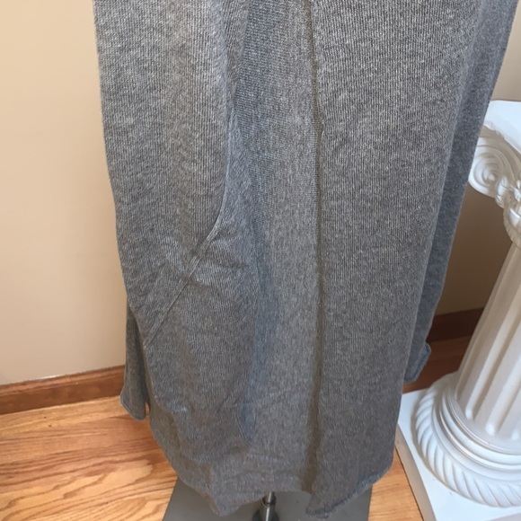 STUDIO M Women’s Pin-tuck Sleeve Gray Knit Long Sweater - Picture 4 of 9